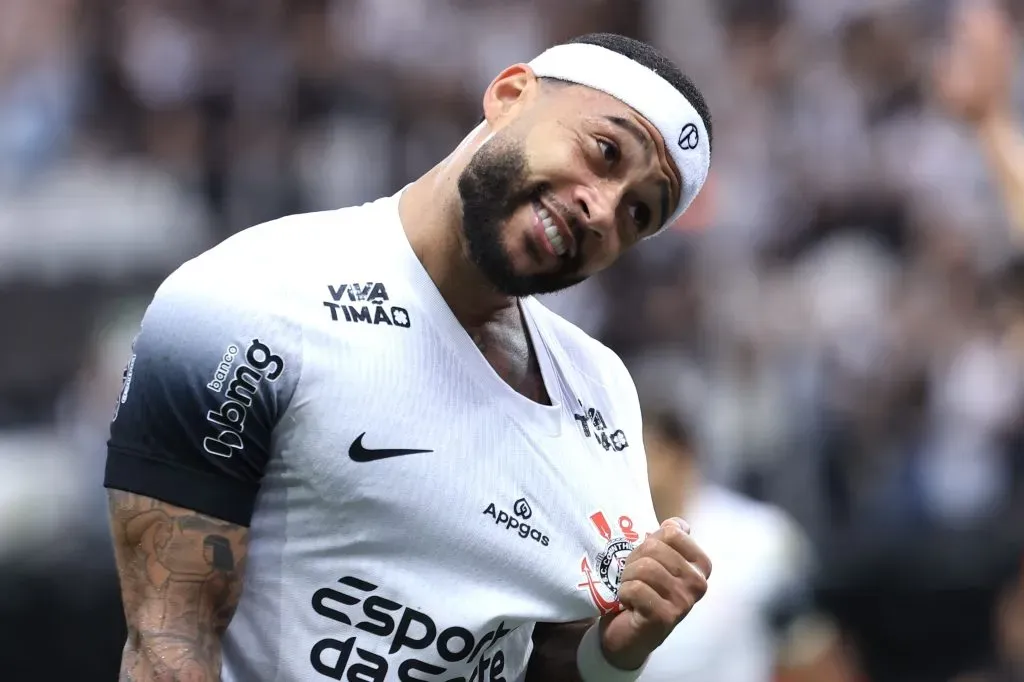 SP – SAO PAULO – 19/04/2025 – BRASILEIRO A 2025, CORINTHIANS X SPORT – Memphis Depay jogador do Corinthians comemora seu gol durante partida contra o Sport no estadio Arena Corinthians pelo campeonato Brasileiro A 2025. Foto: Marcello Zambrana/AGIF