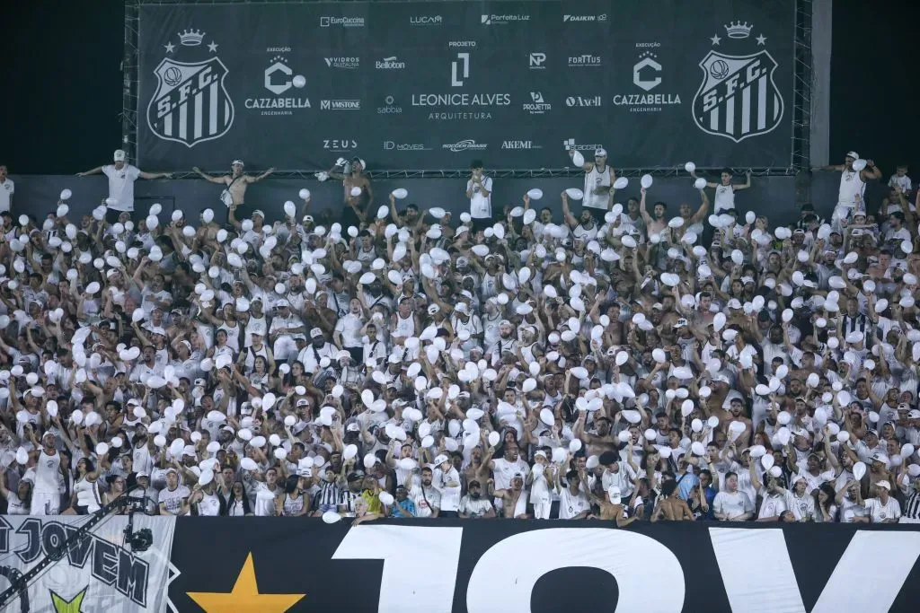 SP – SANTOS – 02/03/2025 – PAULISTA 2025, SANTOS X BRAGANTINO – Torcida do Santos durante partida contra Bragantino no estadio Vila Belmiro pelo campeonato Paulista 2025. Foto: Reinaldo Campos/AGIF