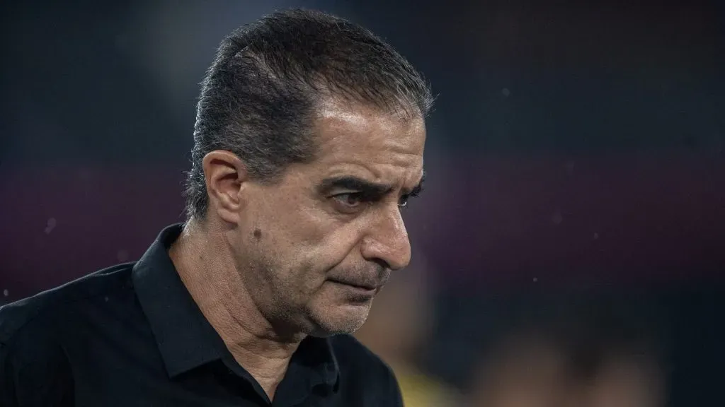 Renato Paiva técnico do Botafogo durante partida contra o São Paulo no estádio Engenhão pelo campeonato Brasileiro A 2025. Foto: Thiago Ribeiro/AGIF