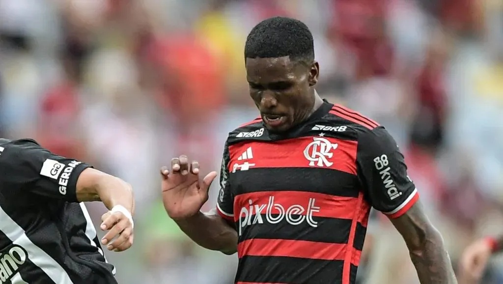 RJ – RIO DE JANEIRO – 03/11/2024 – COPA DO BRASIL 2024, FLAMENGO X ATLETICO-MG – Evertton Araujo jogador do Flamengo disputa lance com Gustavo Scarpa jogador do Atletico-MG durante partida no estadio Maracana pelo campeonato Copa Do Brasil 2024. Foto: Thiago Ribeiro/AGIF