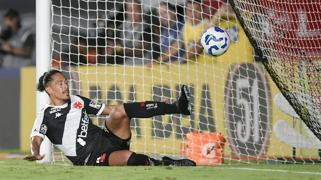 Maurício Lemos em ação pelo Vasco contra o Santos, pelo Brasileirão Betano – Foto: Thiago Ribeiro/AGIF