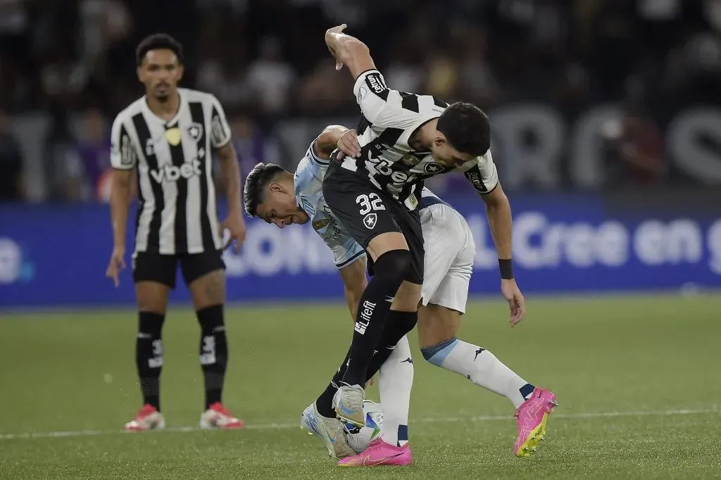 RJ – RIO DE JANEIRO – 27/02/2025 – RECOPA SUL-AMERICANA 2025, BOTAFOGO X RACING – Jair Cunha jogador do Botafogo disputa lance com jogador do Racing durante partida no estadio Engenhao pelo campeonato Recopa Sul-americana 2025. Foto: Alexandre Loureiro/AGIF