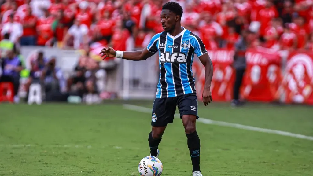 Francis Amuzu jogador do Grêmio durante partida contra o Internacional no estádio Beira-Rio pelo campeonato Gaúcho 2025. Foto: Maxi Franzoi/AGIF