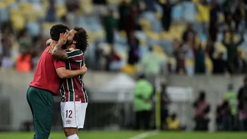 Marcelo, jogador do Tricolor, comemora gol marcado com Fernando Diniz. Foto: Thiago Ribeiro/AGIF.