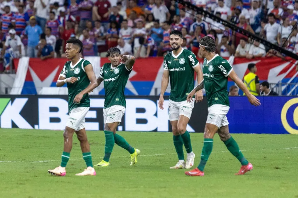 CE – FORTALEZA – 20/04/2025 – BRASILEIRO A 2025, FORTALEZA X PALMEIRAS – Facundo Torres jogador do Palmeiras comemora seu gol durante partida contra o Fortaleza no estadio Arena Castelao pelo campeonato Brasileiro A 2025. Foto: Lucas Emanuel/AGIF
