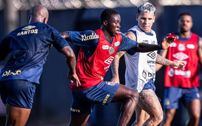 Coulibaly está aguardando completar 18 anos para assim jogar as competições oficiais pelo Santos. Foto: Raul Barreta/Santos FC