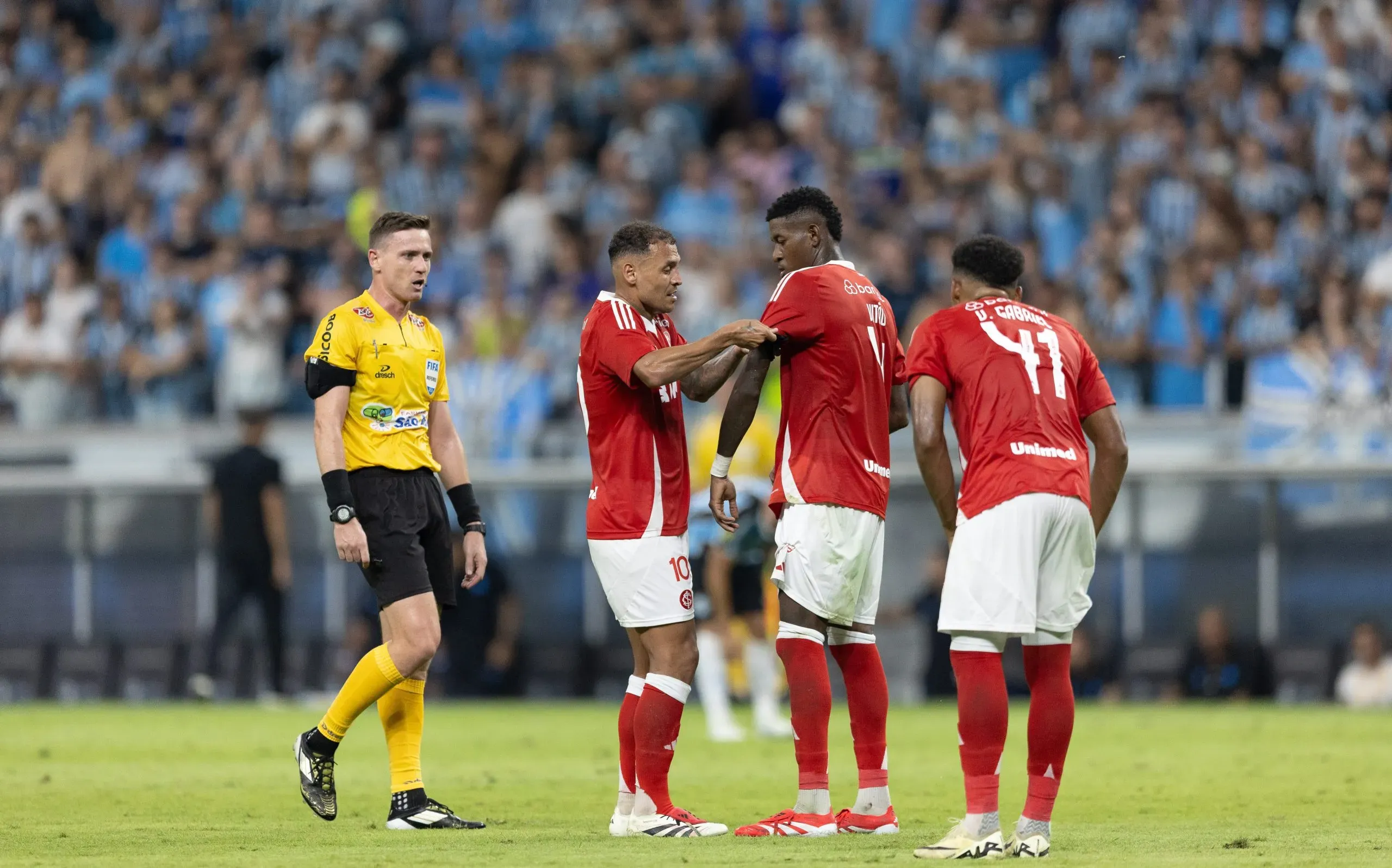 Vitão, é tão decisivo e fundamental para o setor defensivo do Inter que Allan Patrick já confiou a faixa de capitão durante partida contra o Gremio na Arena do Gremio no Gauchão 2025. Foto: Liamara Polli/AGIF