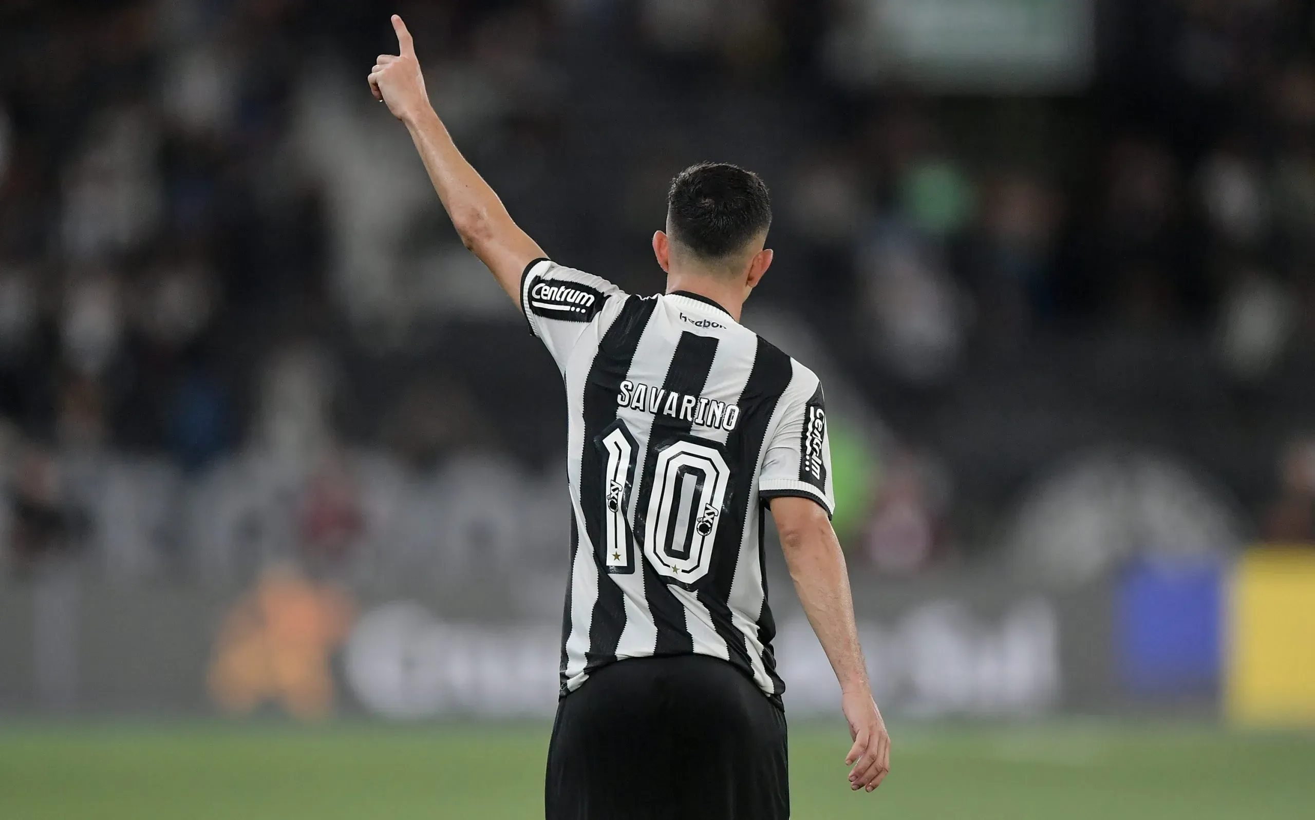Savarino, jogador do Botafogo comemora seu gol durante partida contra o Fluminense no estadio Engenhao pelo campeonato Brasileiro A 2025. Foto: Thiago Ribeiro/AGIF
