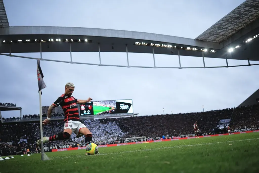 SP – SAO PAULO – 20/10/2024 – COPA DO BRASIL 2024, CORINTHIANS X FLAMENGO – De Arrascaeta jogador do Flamengo durante partida contra o Corinthians no estadio Arena Corinthians pelo campeonato Copa Do Brasil 2024. Foto: Ettore Chiereguini/AGIF
