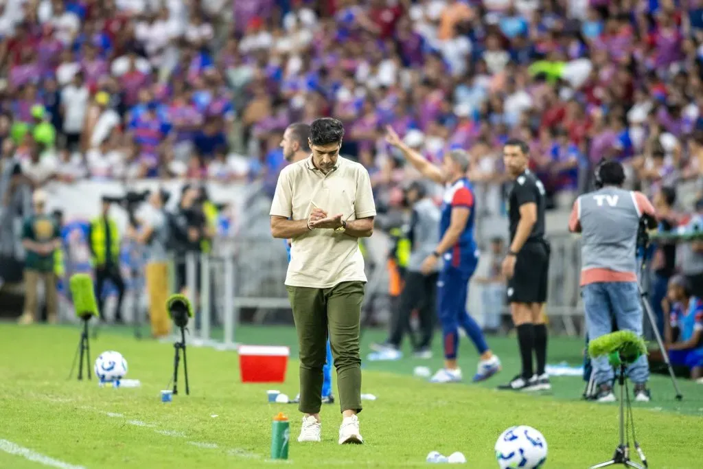 CE – FORTALEZA – 20/04/2025 – BRASILEIRO A 2025, FORTALEZA X PALMEIRAS – Abel Ferreira tecnico do Palmeiras durante partida contra o Fortaleza no estadio Arena Castelao pelo campeonato Brasileiro A 2025. Foto: Baggio Rodrigues/AGIF