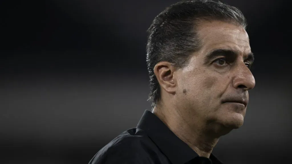 Renato Paiva comentou sobre a pressão da torcida do Botafogo – Foto: Jorge Rodrigues/AGIF