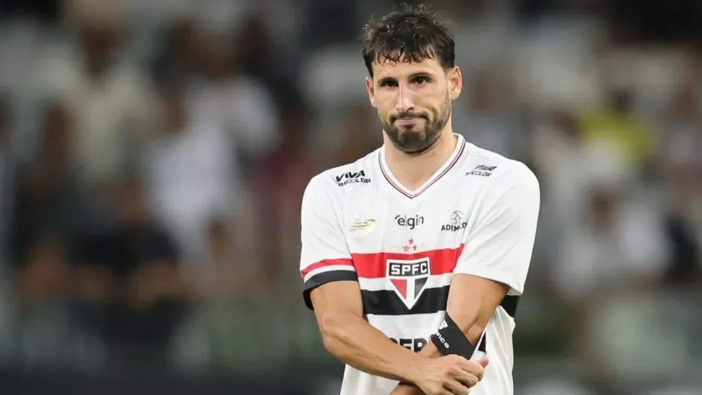Calleri jogador do São Paulo lamenta expulsão durante partida contra o Atlético-MG no estádio Mineirão pelo campeonato Brasileiro A 2025. Foto: Gilson Lobo/AGIF