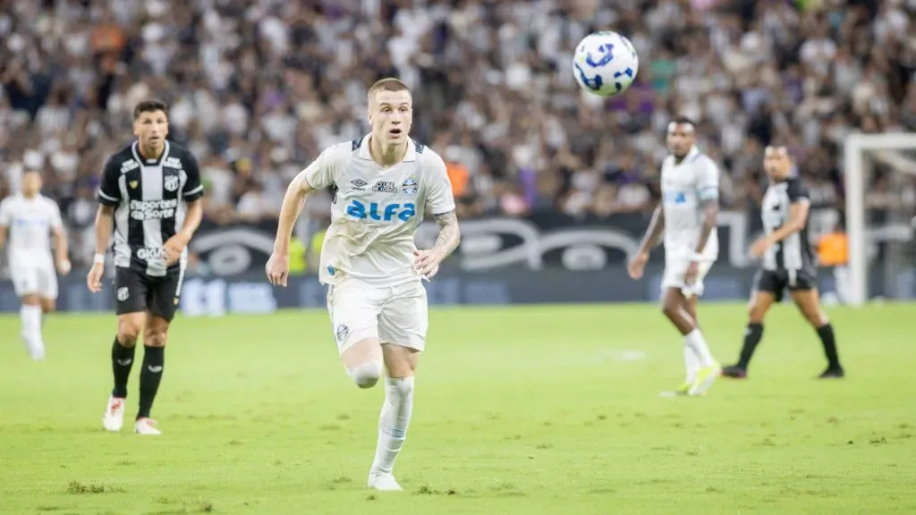 Igor Serrote em ação nas quatro linhas com a camisa do Imortal. Foto: Baggio Rodrigues/AGIF.