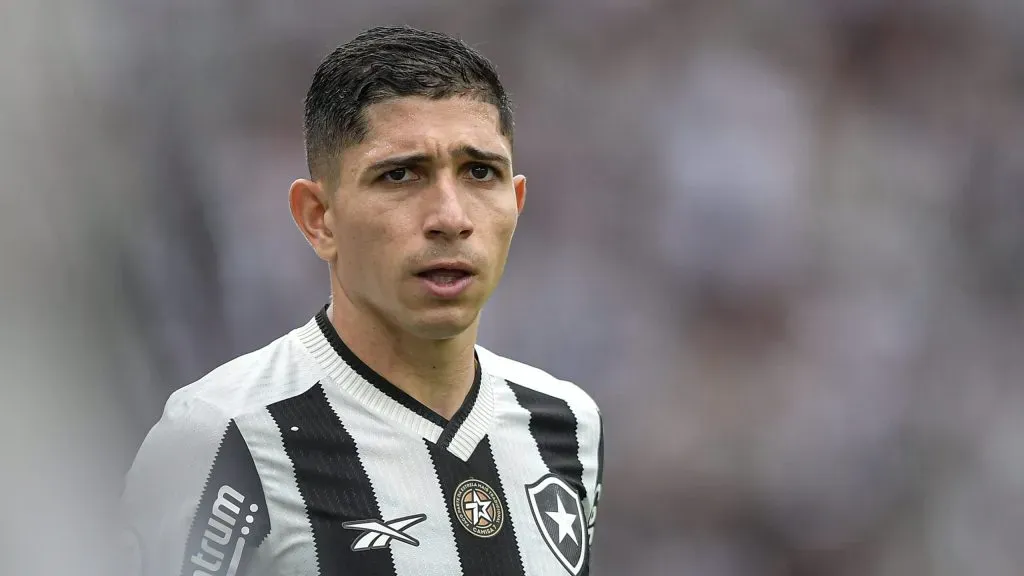 Savarino é ídolo recente da torcida do Glorioso. Foto: Thiago Ribeiro/AGIF.