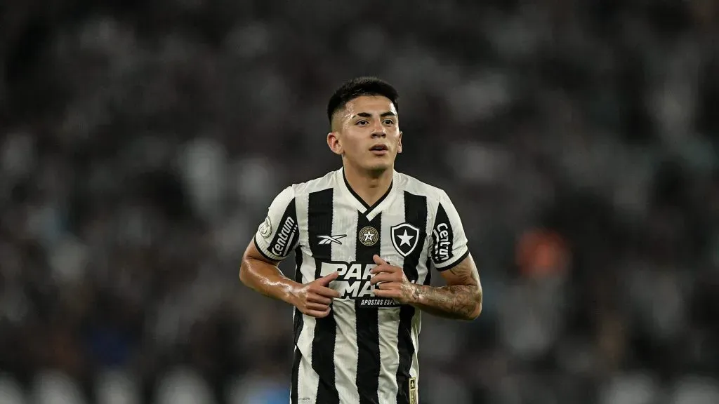 Almada, jogador do Botafogo, durante partida contra o Corinthians, pelo Campeonato Brasileiro de 2024. Foto: Thiago Ribeiro/AGIF.