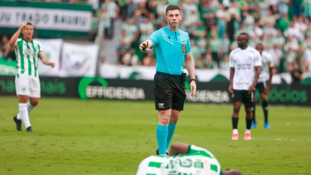 Lucas Casagrande em ação nas quatro linhas no jogo entre Juventude e Ceará, pelo Brasileirão Betano. Foto: Luiz Erbes/AGIF.
