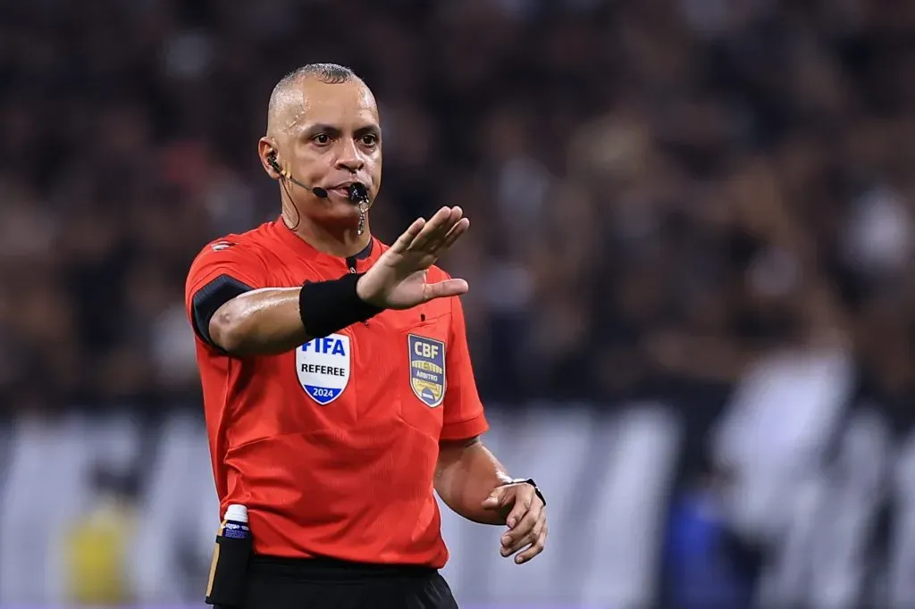 SP – SAO PAULO – 04/11/2024 – BRASILEIRO A 2024, CORINTHIANS X PALMEIRAS – O arbitro Wilton Pereira Sampaio durante partida entre Corinthians e Palmeiras no estadio Arena Corinthians pelo campeonato Brasileiro A 2024. Foto: Marcello Zambrana/AGIF