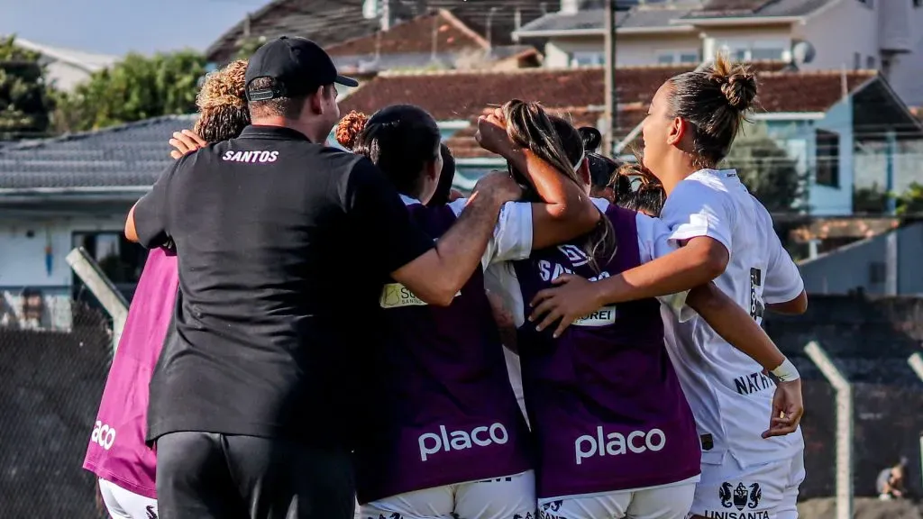 Jogadoras do Santos em confronto contra o Avaí no Brasileiro Feminino A2