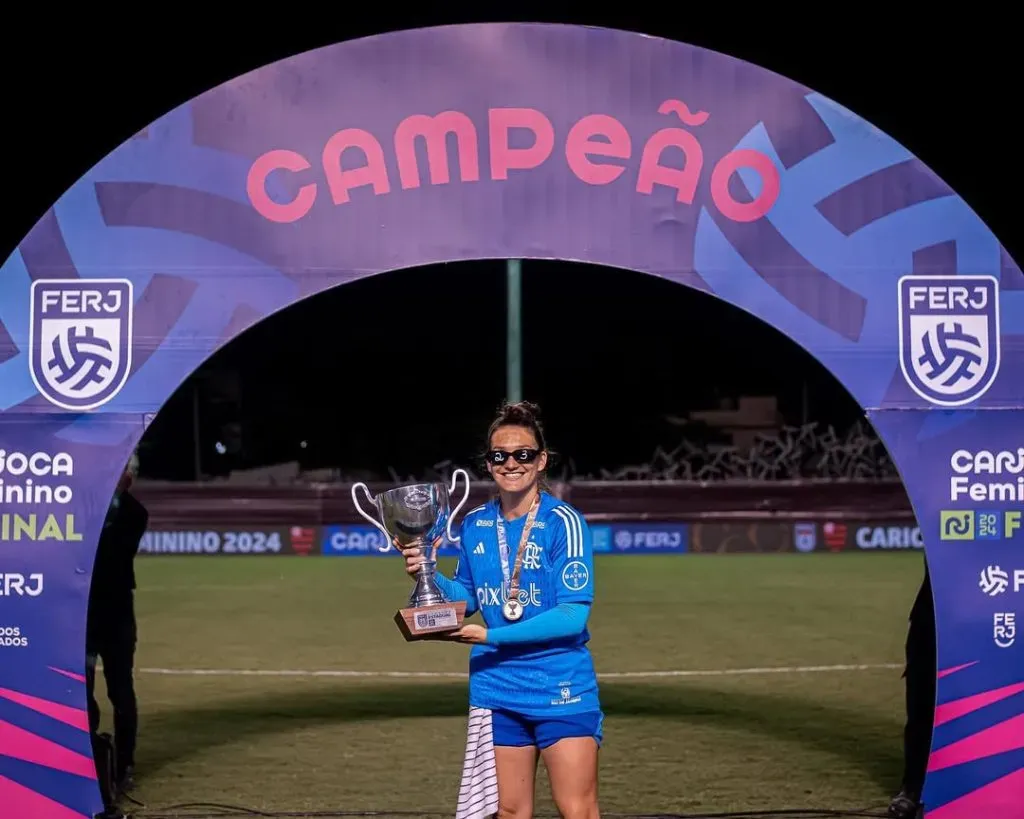 Karol Alvez, goleira do Flamengo levanta taça do Carioca Feminino. Foto: Paula Reis/Flamengo