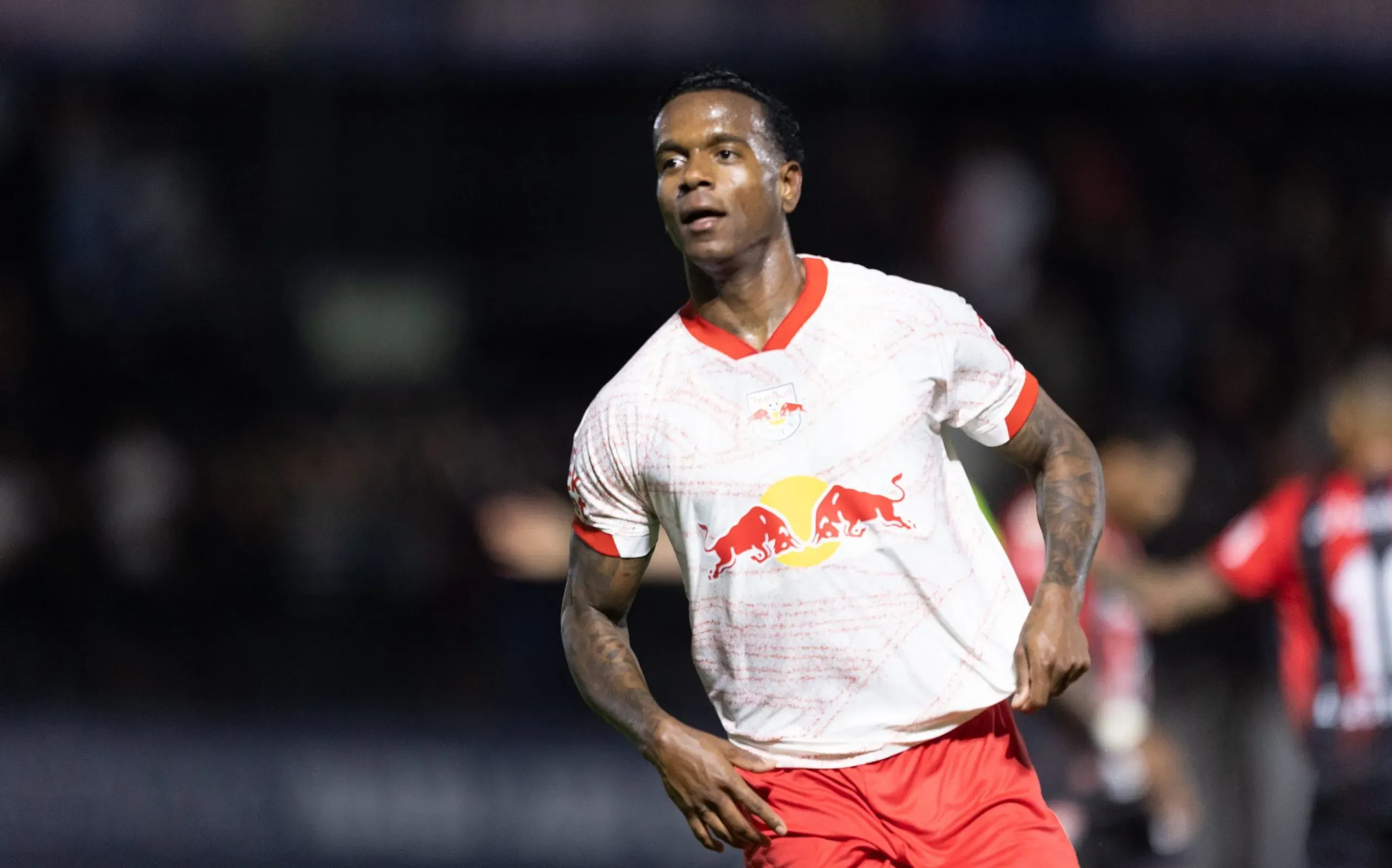 Helinho, jogador do Bragantino comemora seu gol durante partida contra o Vitoria no estadio Nabi Abi Chedid pelo campeonato Brasileiro A 2024. Foto: Diogo Reis/AGIF