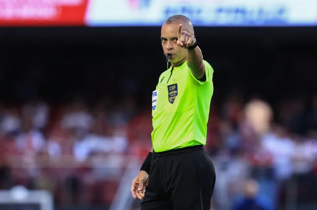 SP – SAO PAULO – 20/04/2025 – BRASILEIRO A 2025, SAO PAULO X SANTOS – O arbitro Wilton Pereira Sampaio durante partida entre Sao Paulo e Santos no estadio Morumbi pelo campeonato Brasileiro A 2025. Foto: Marcello Zambrana/AGIF