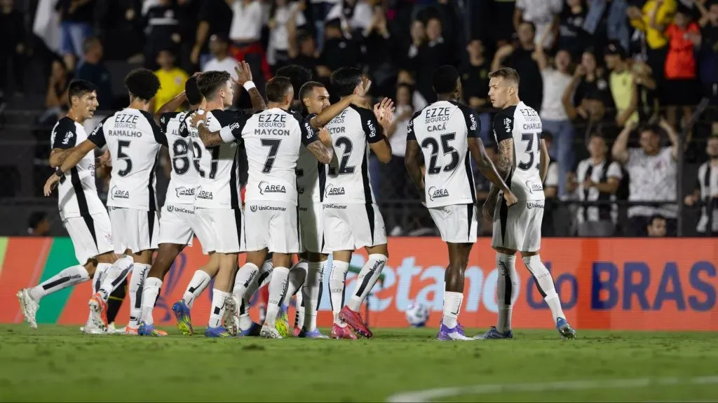 Corinthians comemora seu gol com jogadores do seu time durante partida contra o Novorizontino no estádio Jorge Ismael de Biasi pelo campeonato Copa Do Brasil 2025. Foto: Joisel Amaral/AGIF