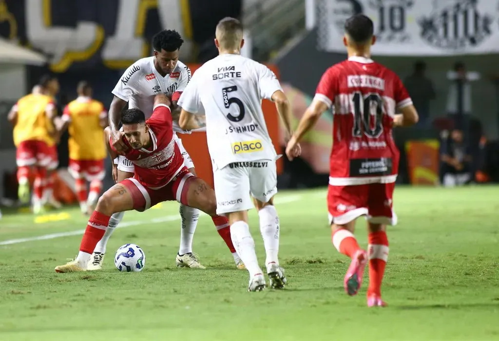 Santos novamente deixou muito a desejar - Foto: Mauricio De Souza/AGIF.