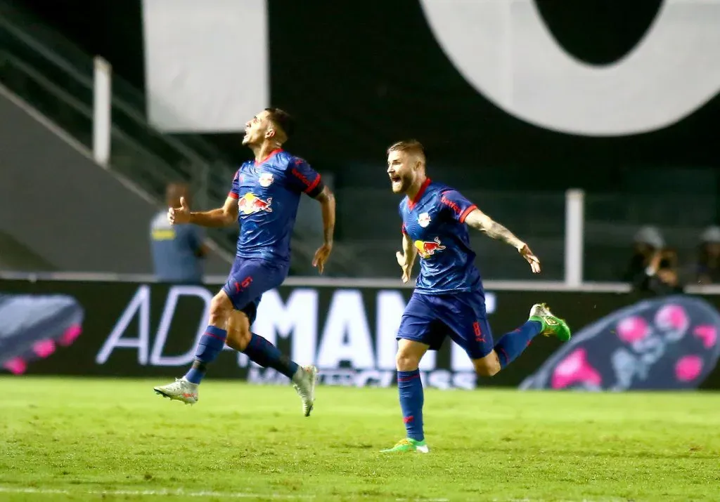 SP – SANTOS – 27/04/2025 – BRASILEIRO A 2025, SANTOS X BRAGANTINO – Sasha jogador do Bragantino comemora seu gol durante partida contra o Santos no estadio Vila Belmiro pelo campeonato Brasileiro A 2025. Foto: Mauricio De Souza/AGIF
