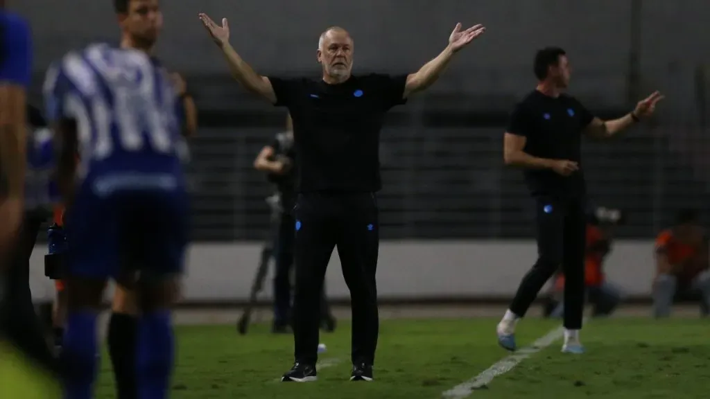 Técnico do Grêmio, Mano Menezes deve manter a base titular dos últimos jogos – Foto: Marlon Costa/AGIF
