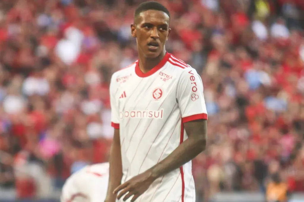 PR – CURITIBA – 21/04/2024 – BRASILEIRO A 2024, ATHLETICO-PR X INTERNACIONAL – Robert Renan, ex jogador do Internacional durante partida contra o Athletico-PR no estadio Arena da Baixada pelo campeonato Brasileiro A 2024. Foto: Gabriel Rosa Machado/AGIF