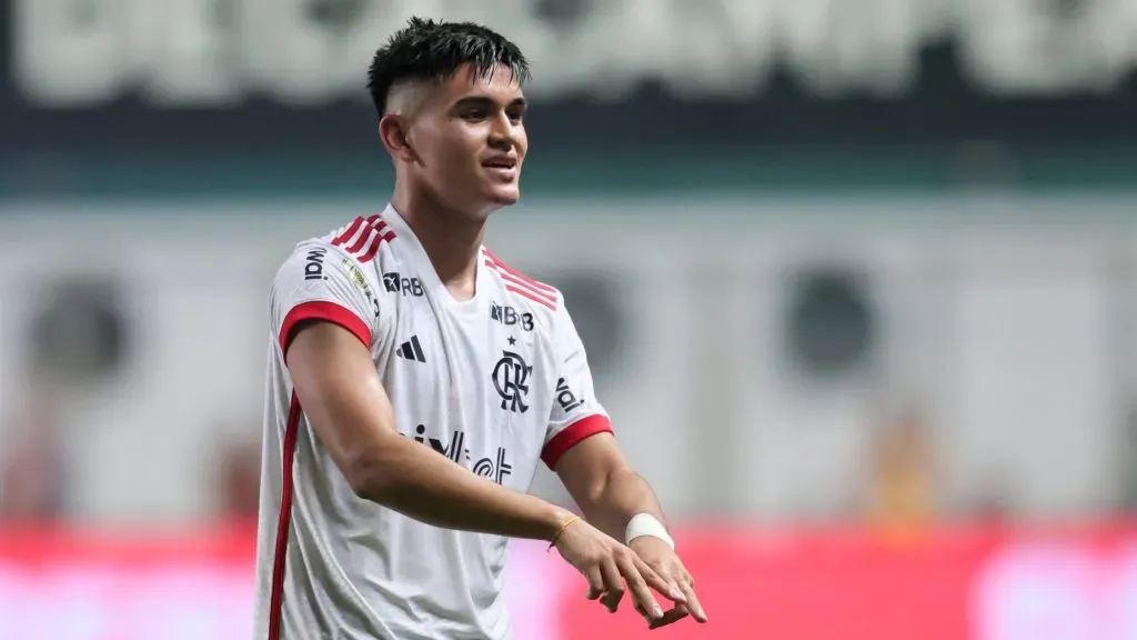 Alcaraz comemorando. Foto: Gilson Lobo/AGIF