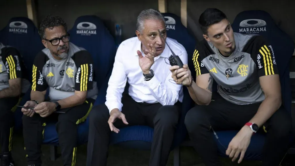 Tite técnico do Flamengo com seus auxiliares Matheus Bachi e Cléber Xavier antes da partida contra o Nova Iguaçu no estádio Maracanã pelo campeonato Carioca 2024. Foto: Jorge Rodrigues/AGIF