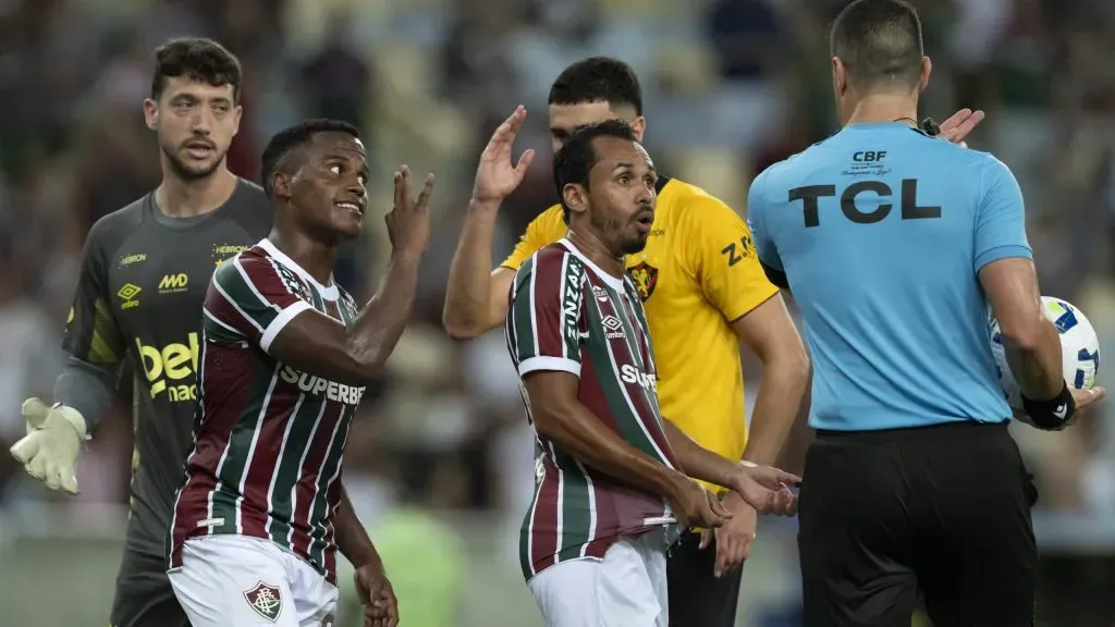 Jhon Arias, jogador do Fluminense, reclama com a arbitragem durante partida contra o Sport, pelo Brasileirão Betano. Foto: Jorge Rodrigues/AGIF.