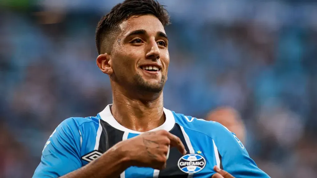 Chistian Olivera jogador do Grêmio comemora seu gol durante partida contra o Santos – Foto: Maxi Franzoi/AGIF