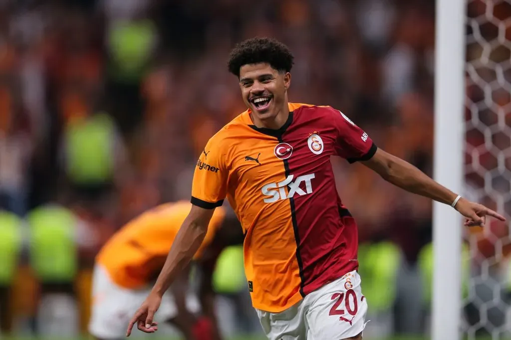 Gabriel Sara em campo pelo Galatasaray – Foto: Ahmad Mora/Getty Images