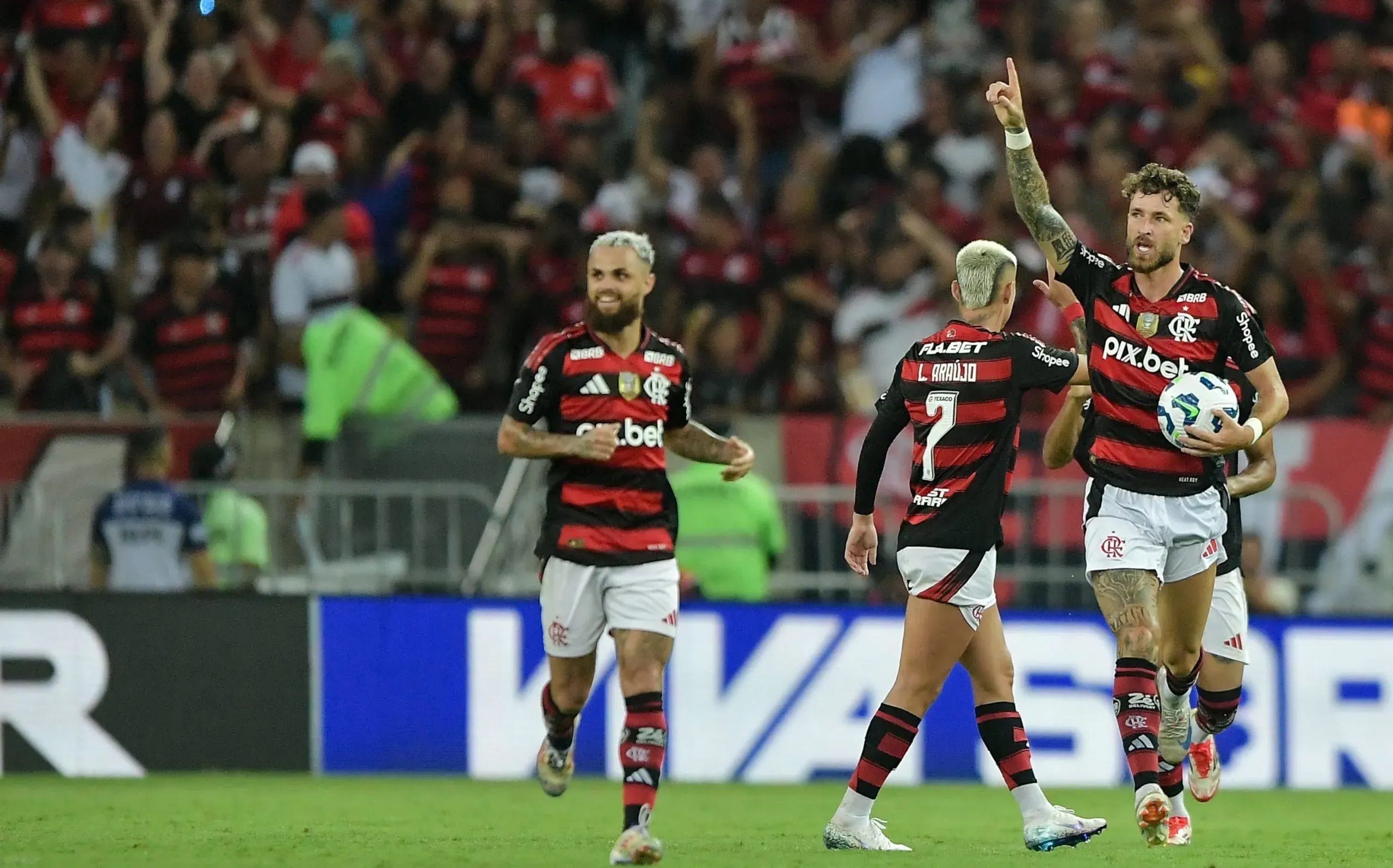 Leo Pereira, jogador do Flamengo comemora seu gol durante partida contra o Internacional no estadio Maracana pelo campeonato Brasileiro A 2025. Foto: Thiago Ribeiro/AGIF