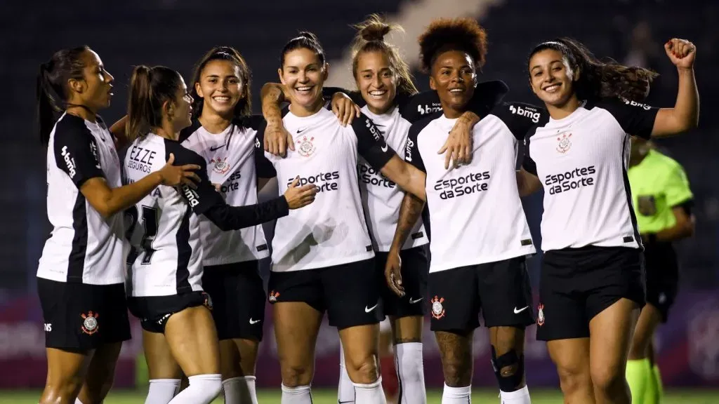 Jogadoras do Corinthians celebram vitória contra o Bahia no Brasileiro Feminino