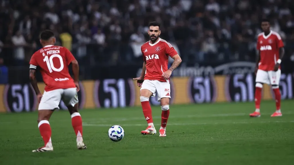 SP – SAO PAULO – 03/05/2025 – BRASILEIRO A 2025, CORINTHIANS X INTERNACIONAL – Bruno Henrique jogador do Internacional durante partida contra o Corinthians no estadio Arena Corinthians pelo campeonato Brasileiro A 2025. Foto: Ettore Chiereguini/AGIF