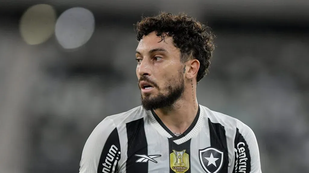 Alex Telles, atleta do Alvinegro de General Severiano. Foto: Thiago Ribeiro/AGIF.