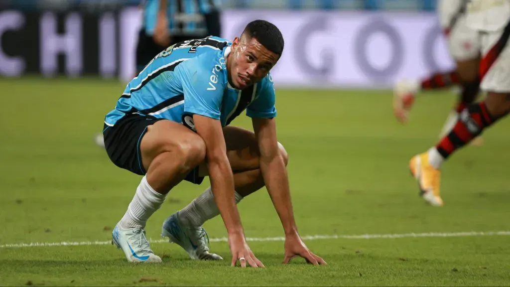 Alysson Edward jogador do Grêmio lamenta durante partida contra o Flamengo no estádio Arena do Grêmio pelo campeonato Brasileiro A 2025. Foto: Maxi Franzoi/AGIF