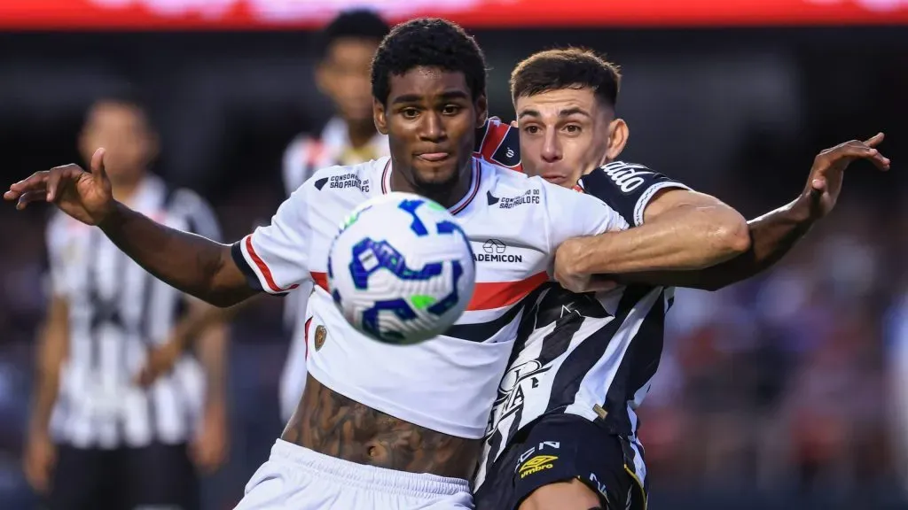 SP – SAO PAULO – 20/04/2025 – BRASILEIRO A 2025, SAO PAULO X SANTOS – Lucas Ferreira jogador do Sao Paulo disputa lance com Escobar jogador do Santos durante partida no estadio Morumbi pelo campeonato Brasileiro A 2025. Foto: Marcello Zambrana/AGIF