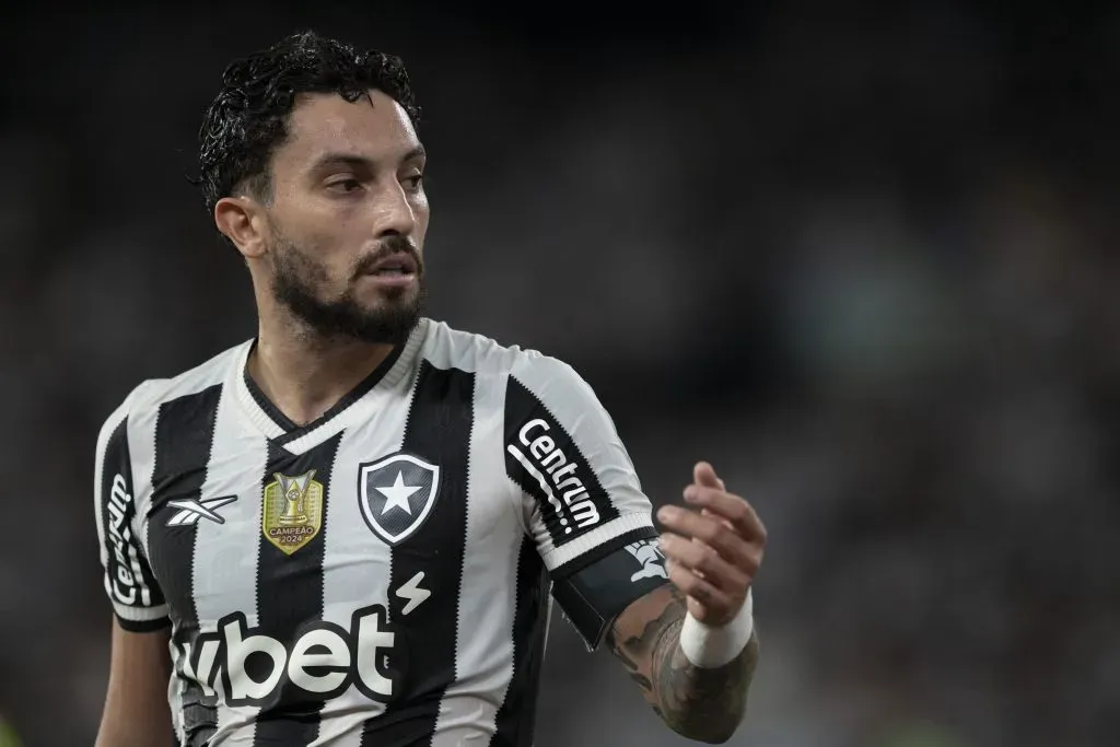RJ – RIO DE JANEIRO – 30/04/2025 – COPA DO BRASIL 2025, BOTAFOGO X CAPITAL – Alex Telles jogador do Botafogo durante partida contra o Capital no estadio Engenhao pelo campeonato Copa Do Brasil 2025. Foto: Jorge Rodrigues/AGIF