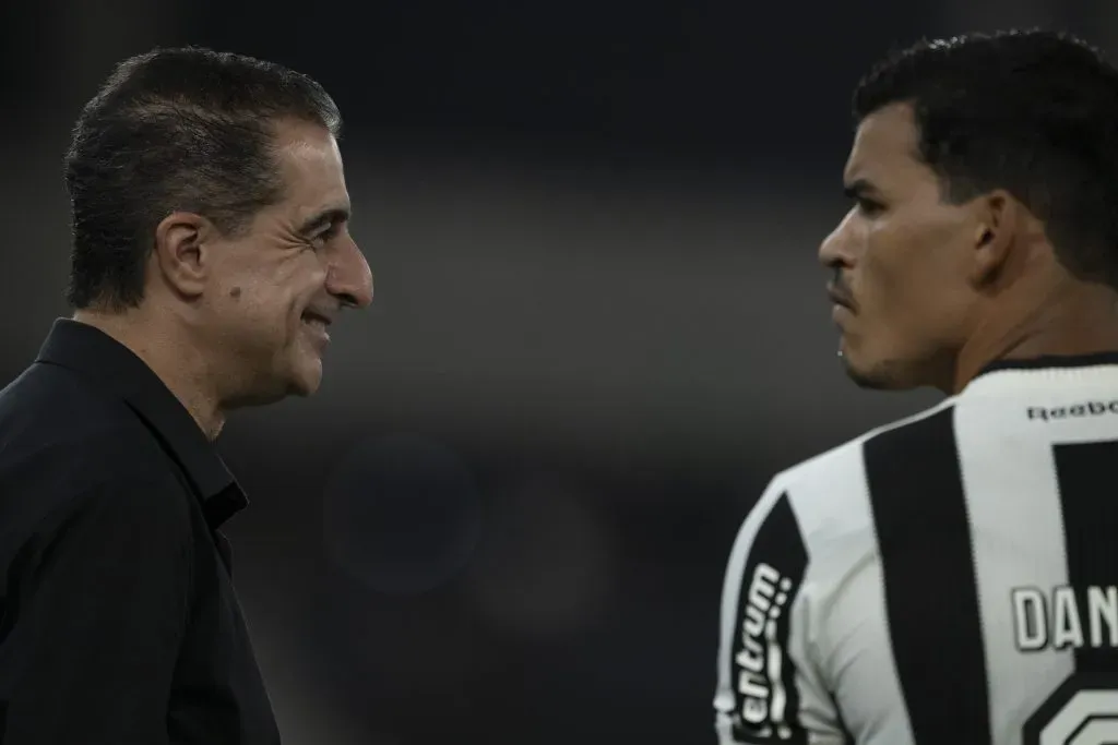 RJ – RIO DE JANEIRO – 30/04/2025 – COPA DO BRASIL 2025, BOTAFOGO X CAPITAL – Renato Paiva tecnico do Botafogo conversa com Danilo Barbosa jogador da sua equipe antes da partida contra o Capital no estadio Engenhao pelo campeonato Copa Do Brasil 2025. Foto: Jorge Rodrigues/AGIF