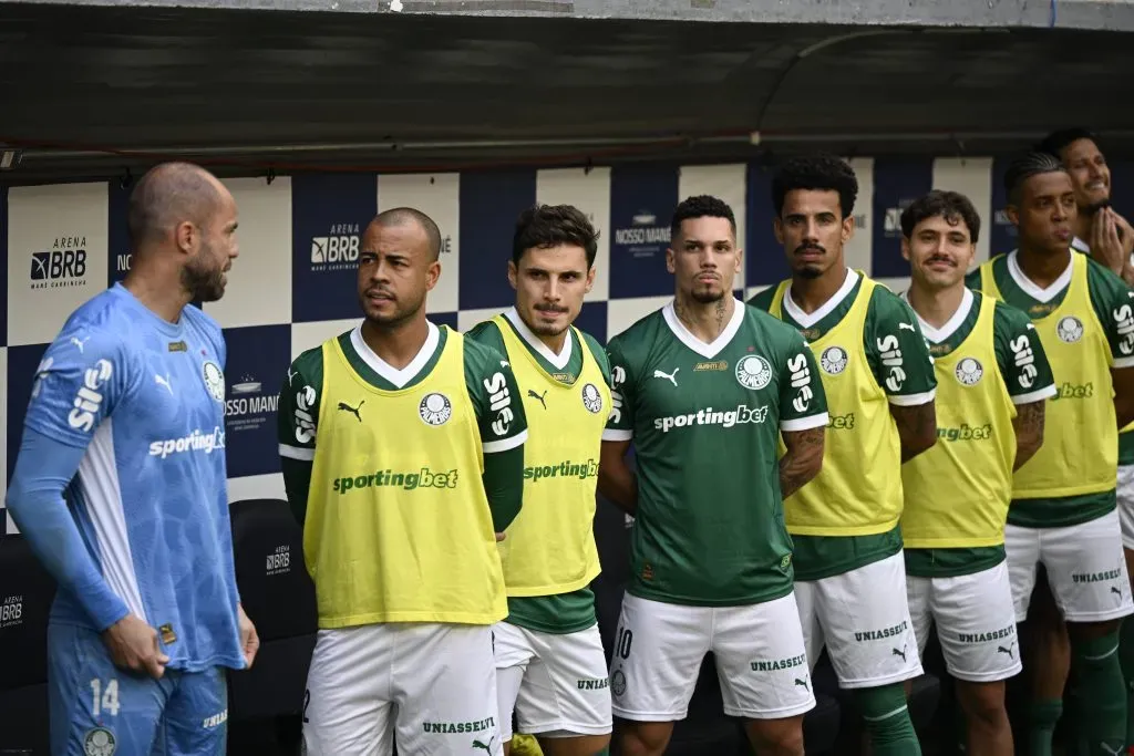 DF – BRASILIA – 04/05/2025 – BRASILEIRO A 2025, VASCO X PALMEIRAS – Raphael Veiga jogador do Palmeiras durante execucao do hino nacional antes da partida contra o Vasco no estadio Mane Garrincha pelo campeonato Brasileiro A 2025. Foto: Mateus Bonomi/AGIF