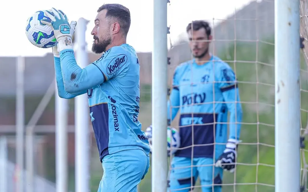 Goleiro Walter durante último treino antes do duelo contra o Corinthians no sábado. Foto: JP Pinheiro/Agência Mirassol