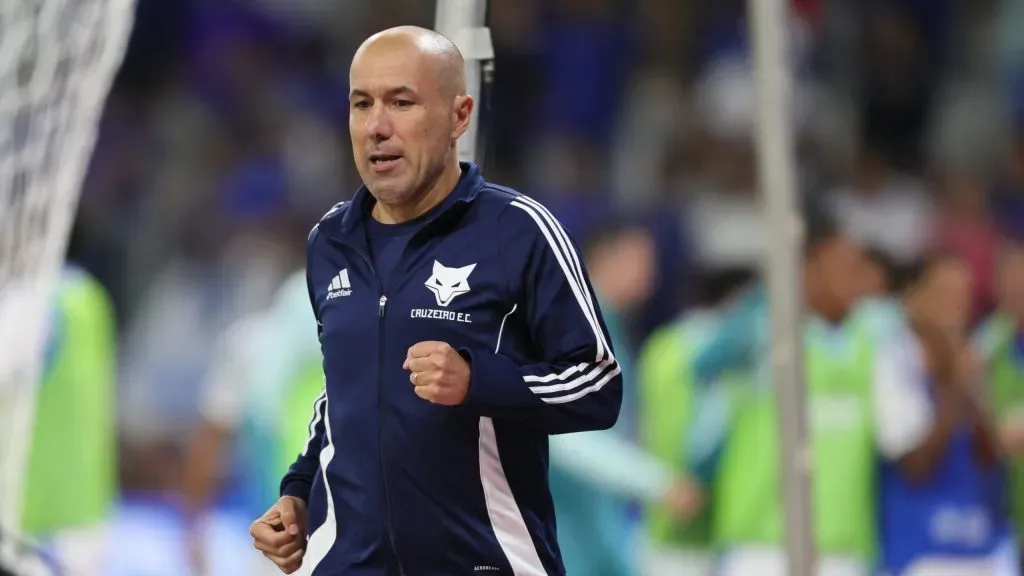 Leonardo Jardim, técnico do Cruzeiro, comemora gol durante partida contra o Flamengo, pelo Brasileirão Betano. Foto: Gilson Lobo/AGIF.