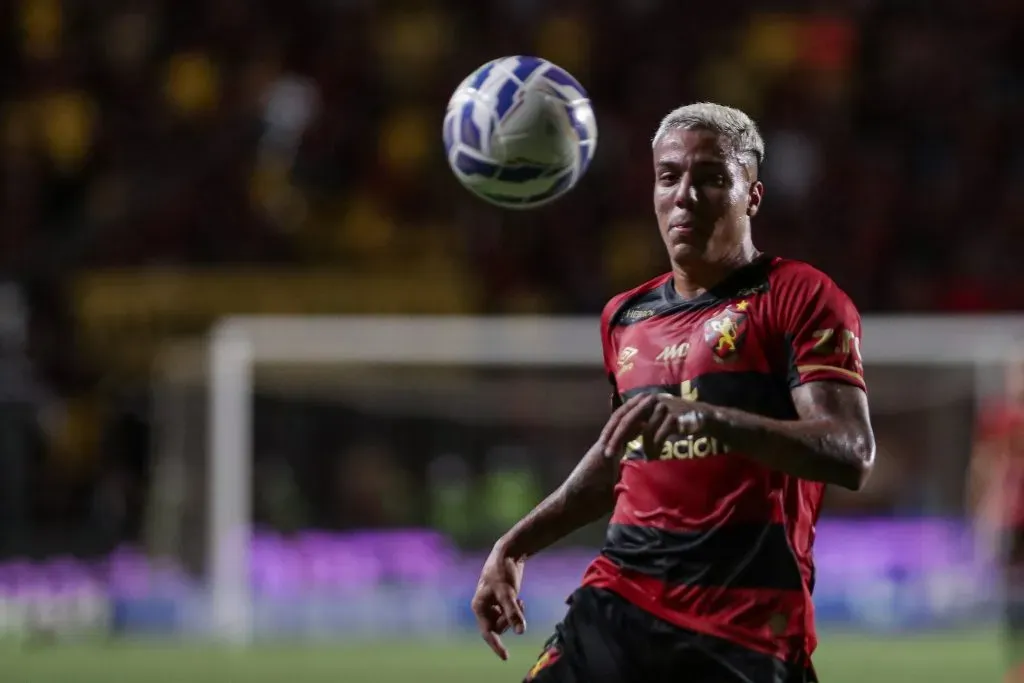 PE – RECIFE – 02/04/2025 – PERNAMBUCANO 2025 FINAL, SPORT X RETRO – Carlos Alberto jogador do Sport durante partida contra o Retro no estadio Ilha do Retiro pelo campeonato Pernambucano 2025. Foto: Rafael Vieira/AGIF