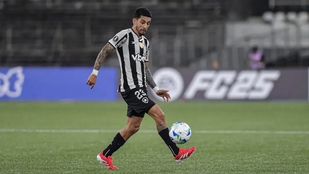 Santi Rodríguez é a principal novidade do Botafogo entre os relacionados para enfrentar o Inter – Foto: Thiago Ribeiro/AGIF