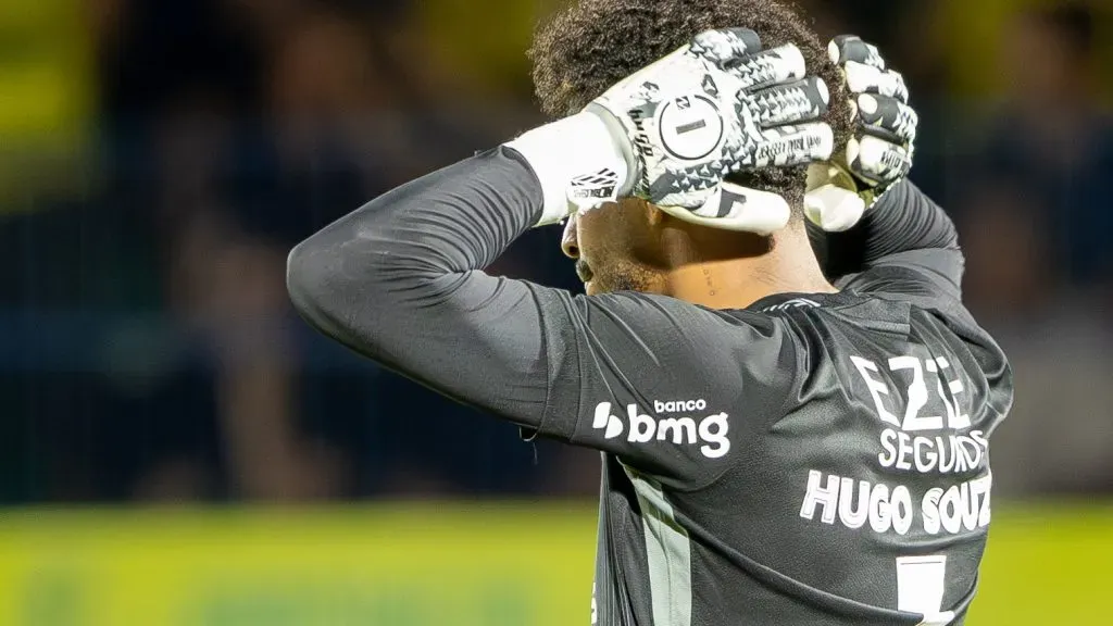 Hugo Souza lamentando. Foto: Joisel Amaral/AGIF