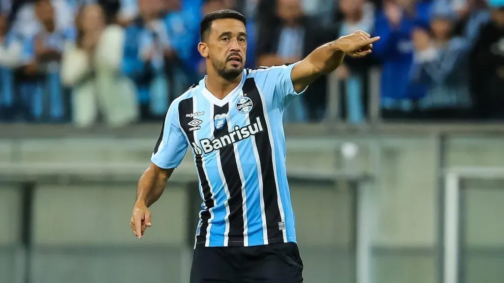 Edílson em ação nas quatro linhas quando era jogador. Foto: Pedro H. Tesch/AGIF.